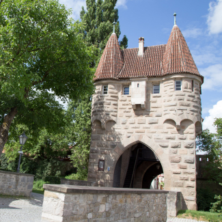 Durch das Einersheimer Tor kommend, finden Sie nach wenigen Schritten zu unserem Hotel!